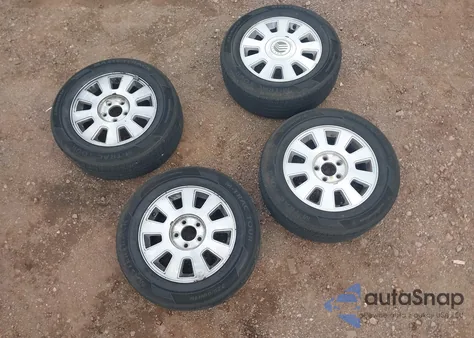 2005 Mercury Grand Marquis Ls/Lse from USA, damaged, VIN 2MHFM75W45X621448